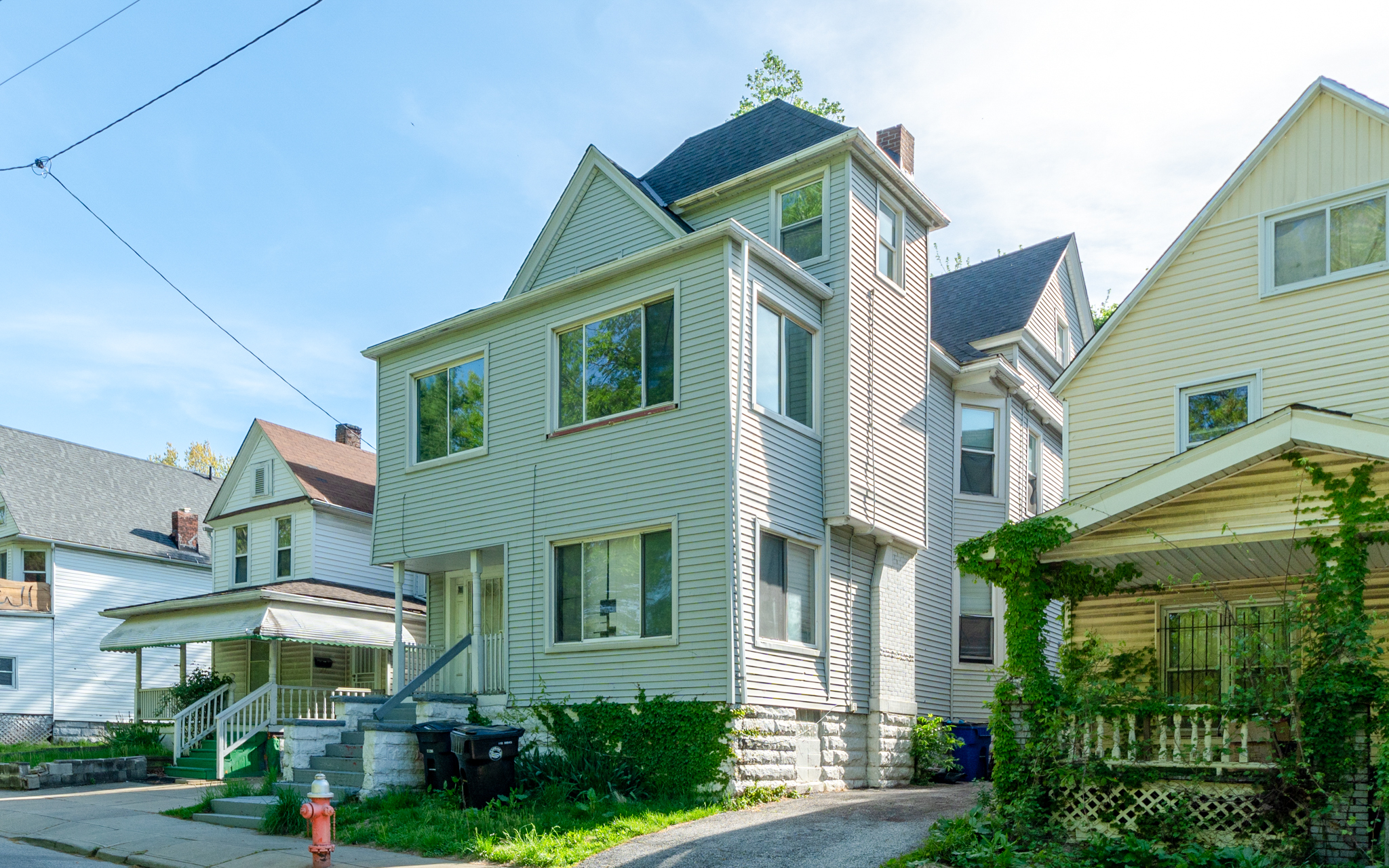 Triplex for rent at 1261 E 99th St, Cleveland OH — photo 2