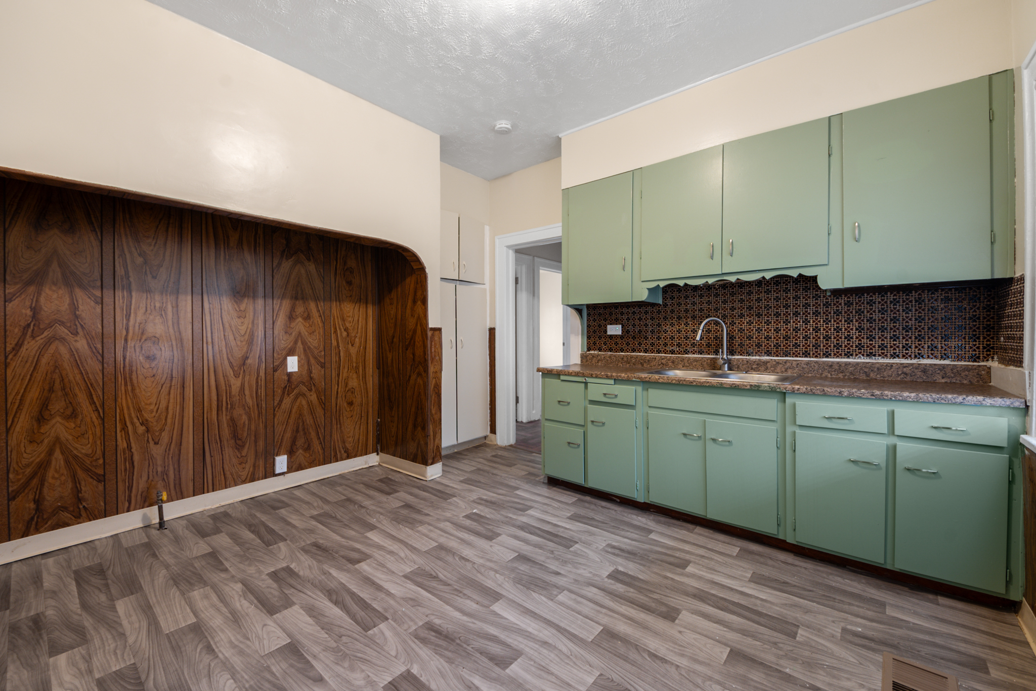 Fourplex for rent at 874 Whitcomb Rd, Cleveland OH — photo 6