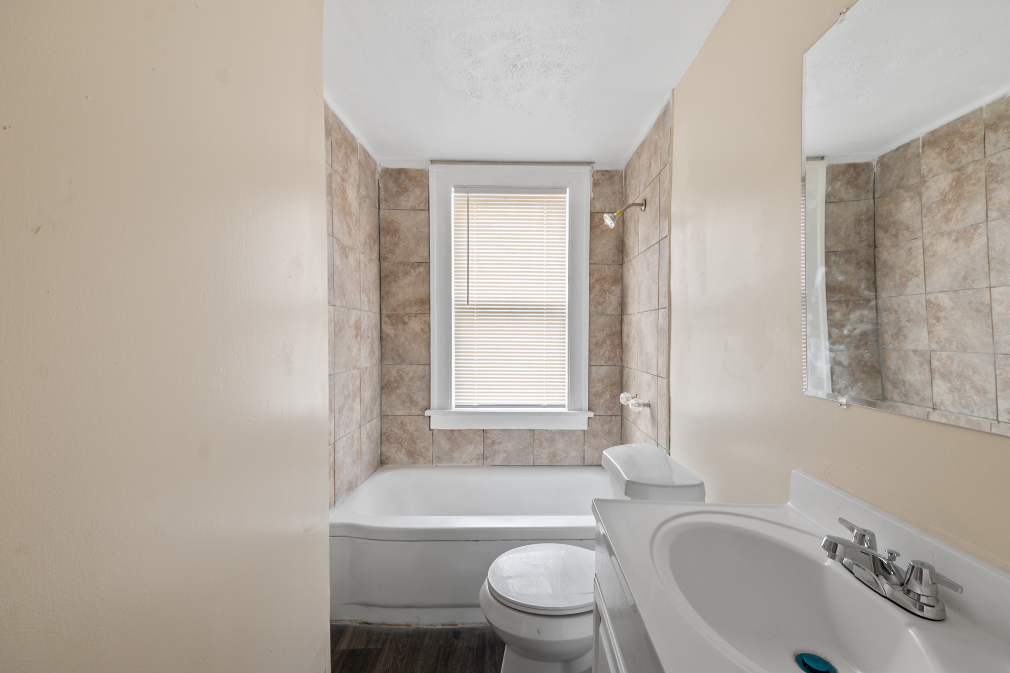 Fourplex for rent at 874 Whitcomb Rd, Cleveland OH — photo 3