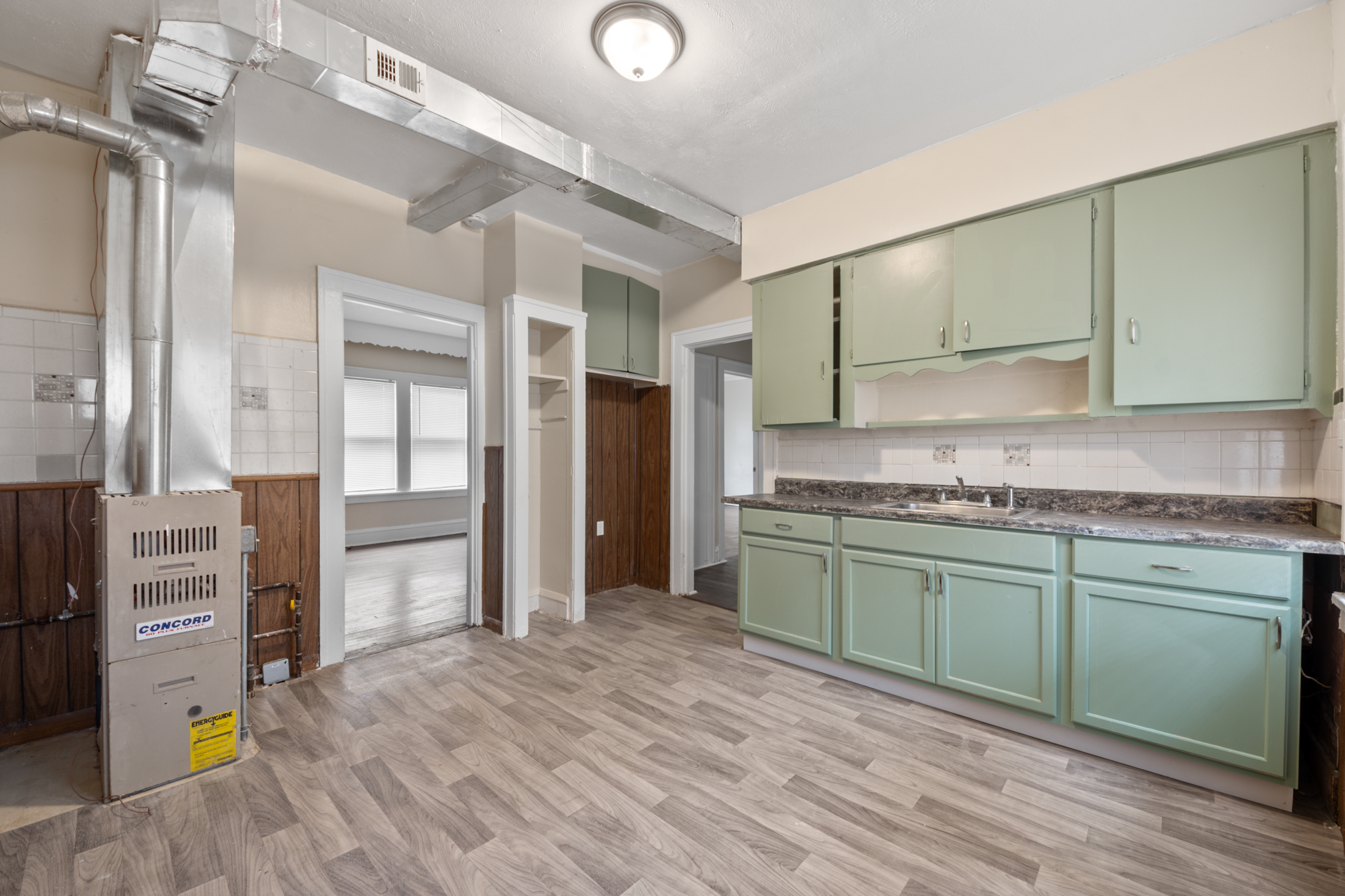 Fourplex for rent at 874 Whitcomb Rd, Cleveland OH — photo 5