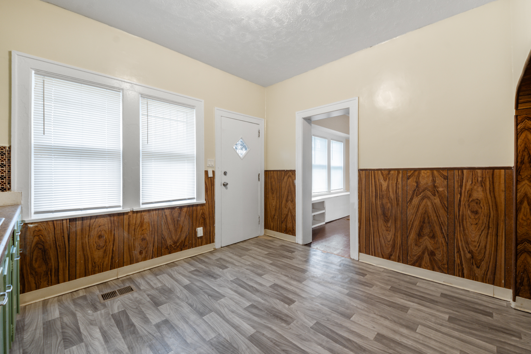 Fourplex for rent at 874 Whitcomb Rd, Cleveland OH — photo 9