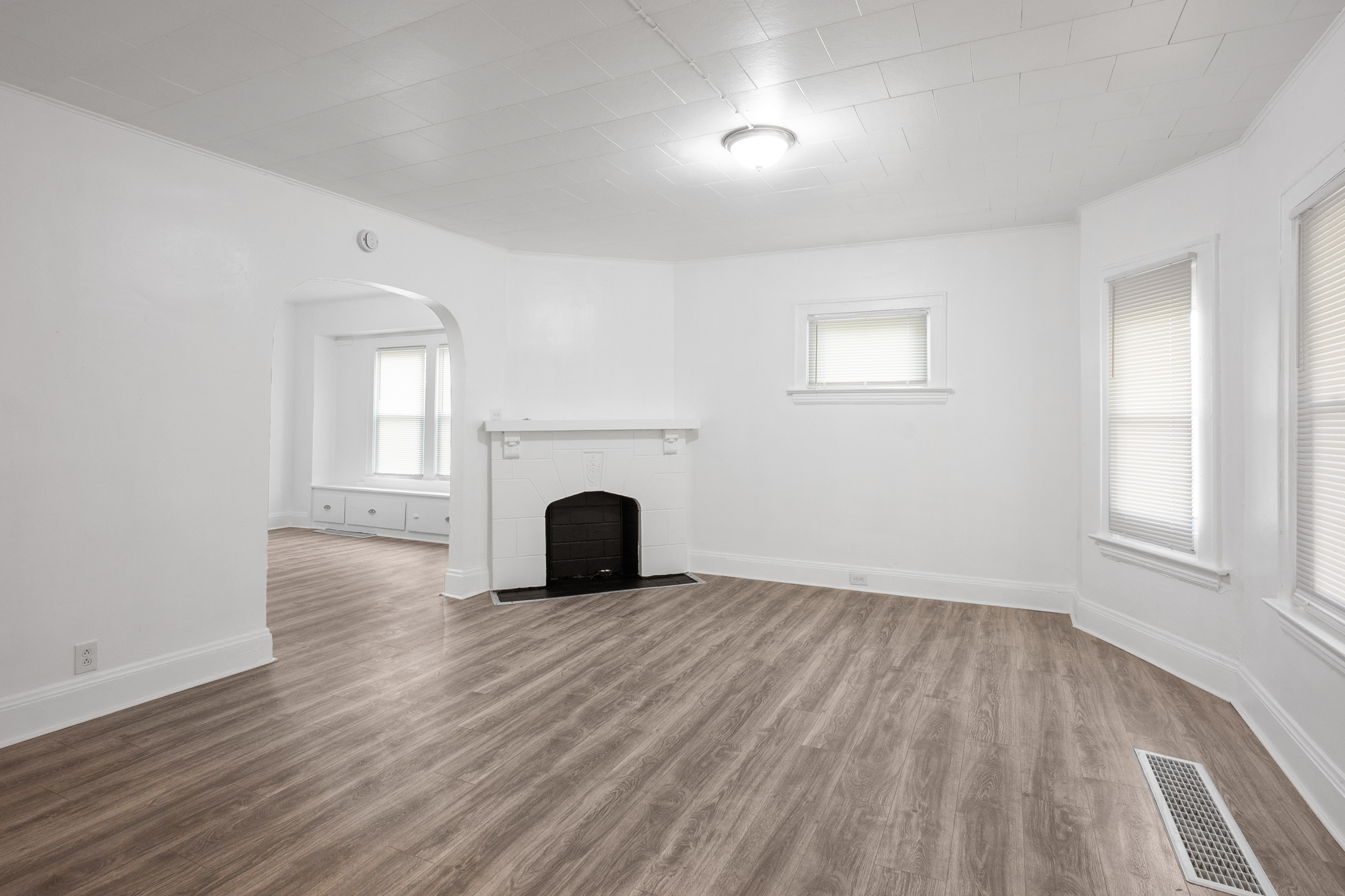 Duplex for rent at 13500 3rd Ave, East Cleveland OH — photo 3